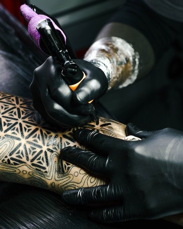 schwarze nitril handschuhe tattoowierer
